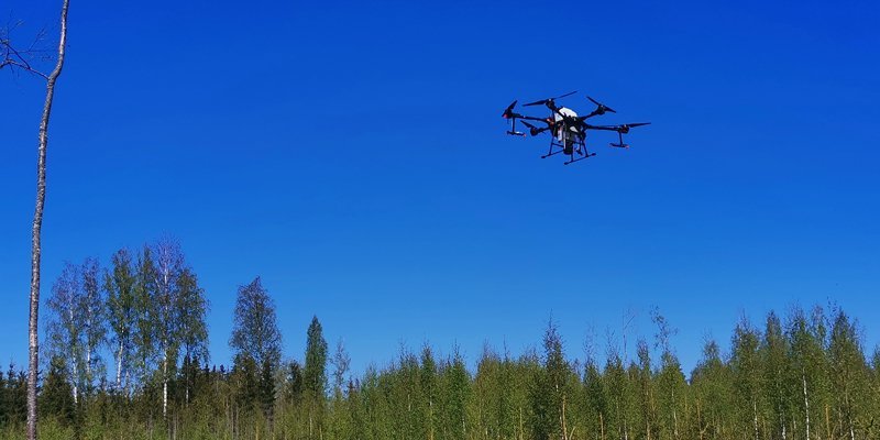 Lannoitusdrone lentää taivaalla.