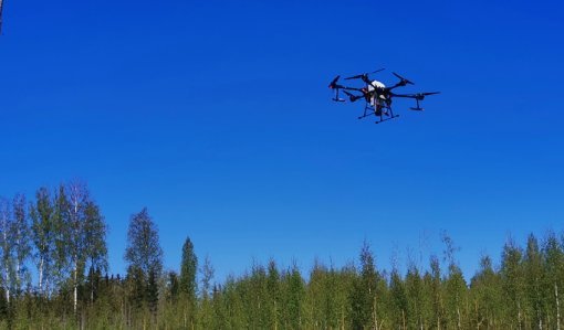 Lannoitusdrone lentää taivaalla.