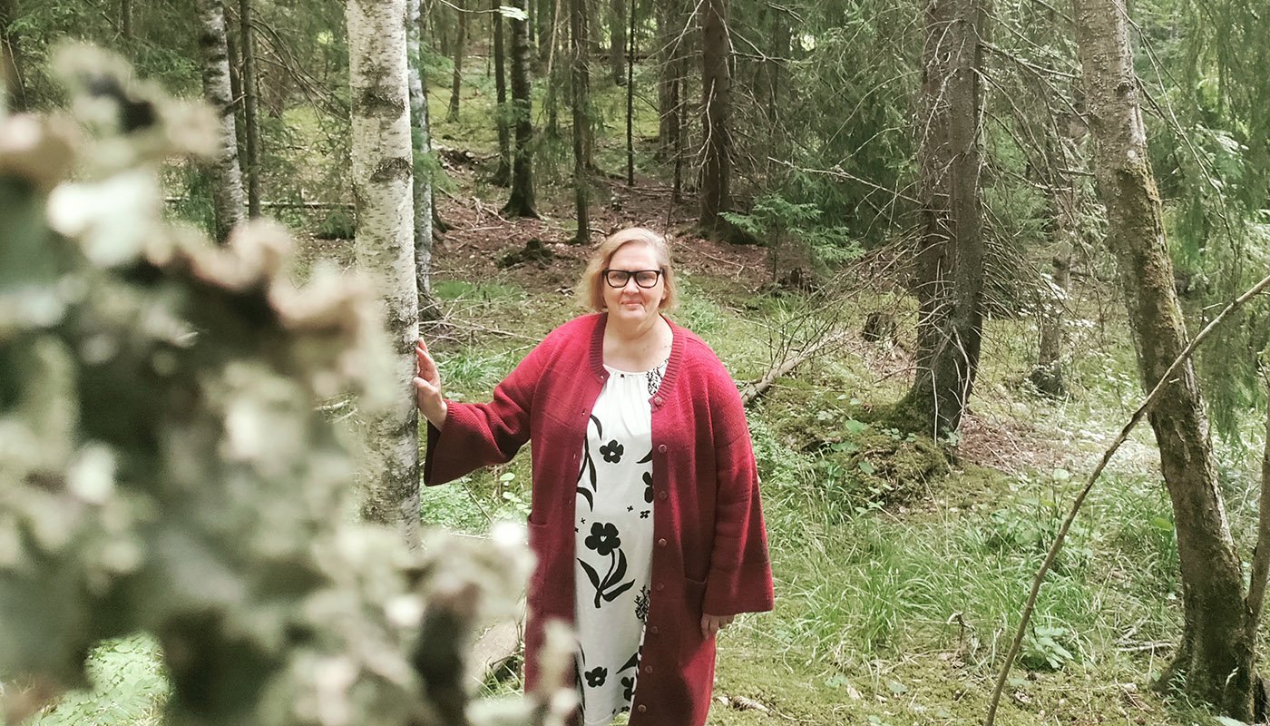 Tiina Saari metsässä
