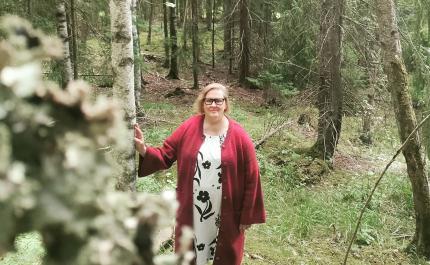 Tiina Saari metsässä

