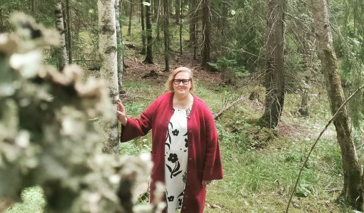 Tiina Saari metsässä
