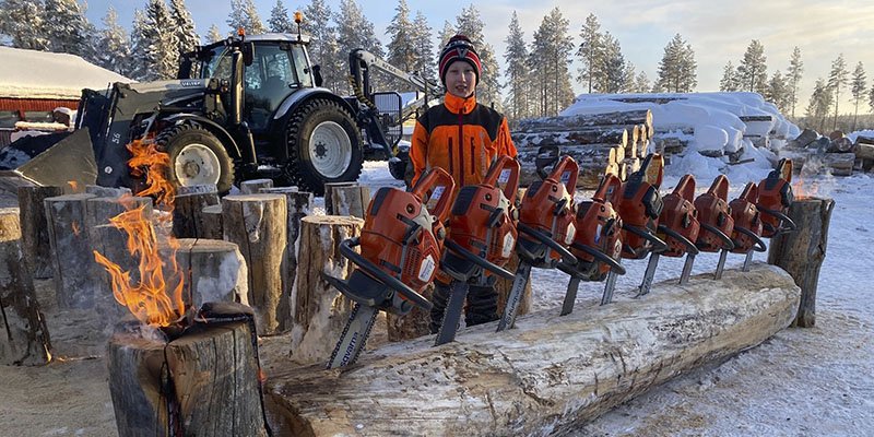 Juho Kemppainen 11-vuotiaana jätkänkynttilöiden kanssa.
