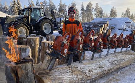 Juho Kemppainen 11-vuotiaana jätkänkynttilöiden kanssa.