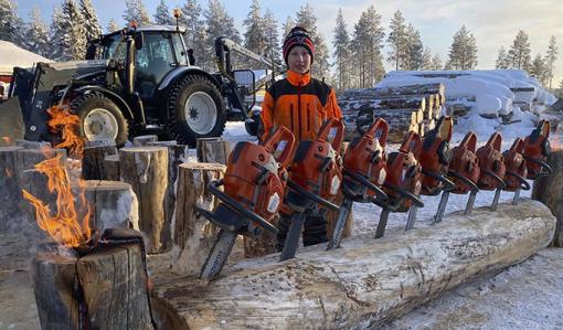Juho Kemppainen 11-vuotiaana jätkänkynttilöiden kanssa.