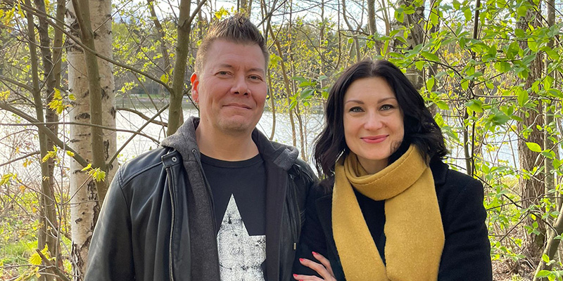 Jarkko Vehniäinen ja Marja Lappalainen metsässä.