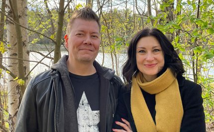 Jarkko Vehniäinen ja Marja Lappalainen metsässä. 
