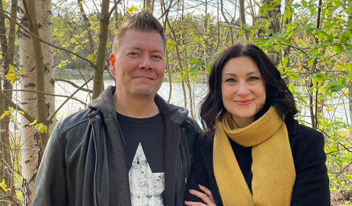Jarkko Vehniäinen ja Marja Lappalainen metsässä.