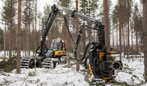 Hakkuukone tekee talvisessa metsässä harvennushakkuuta.