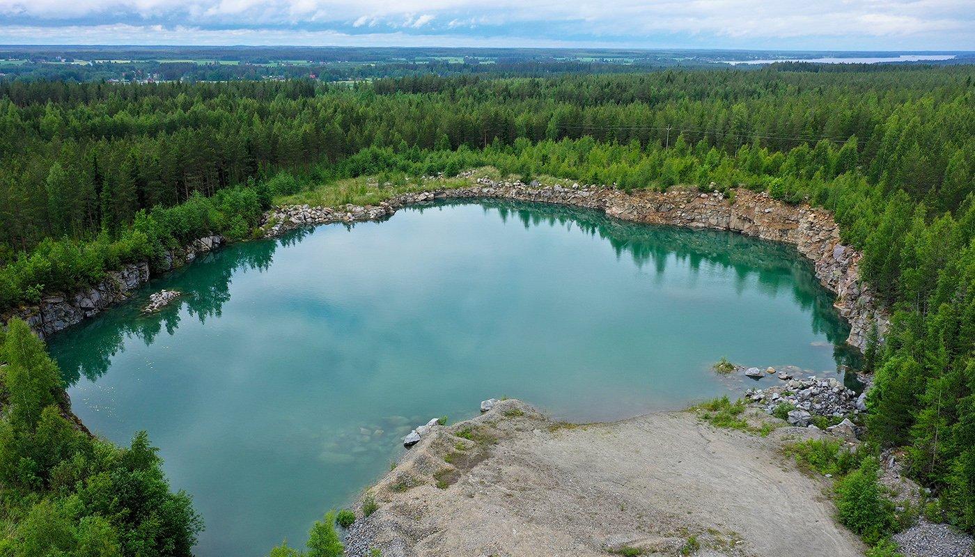 Dronekuva kalliomurskealtaasta.