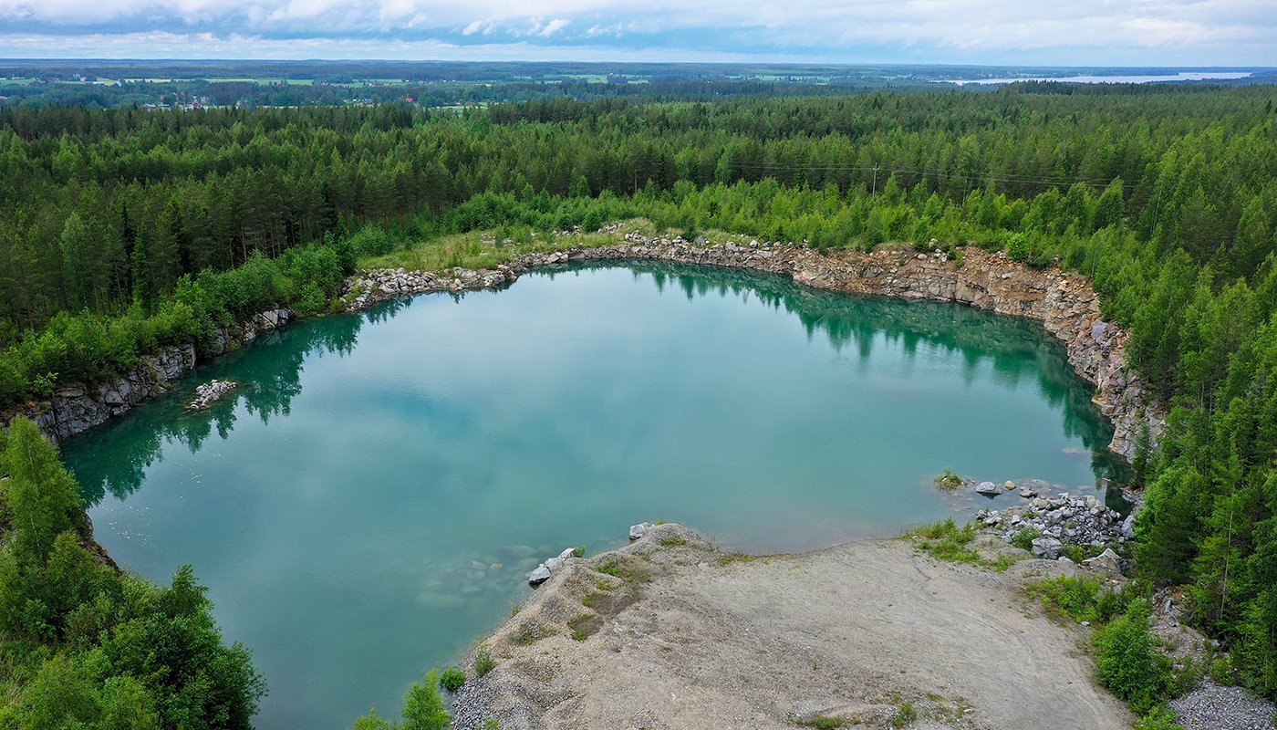 Dronekuva kalliomurskealtaasta.