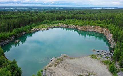 Dronekuva kalliomurskealtaasta.