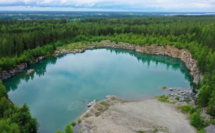 Dronekuva kalliomurskealtaasta.