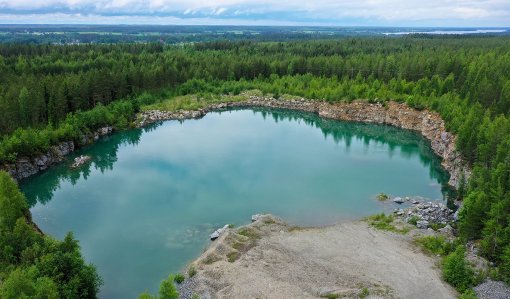 Dronekuva kalliomurskealtaasta.