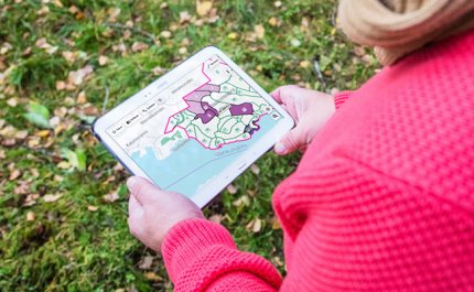 Henkilö tutkii Metsään.fi-palvelua tabletilla.
