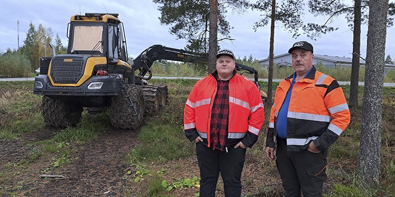 Jere ja Jorma Hirsimäki metsäkoneen vieressä.