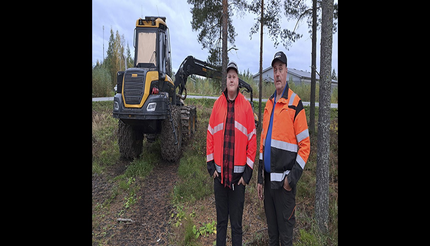 Jere ja Jorma Hirsimäki metsäkoneen vieressä.