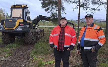 Jere ja Jorma Hirsimäki metsäkoneen vieressä.