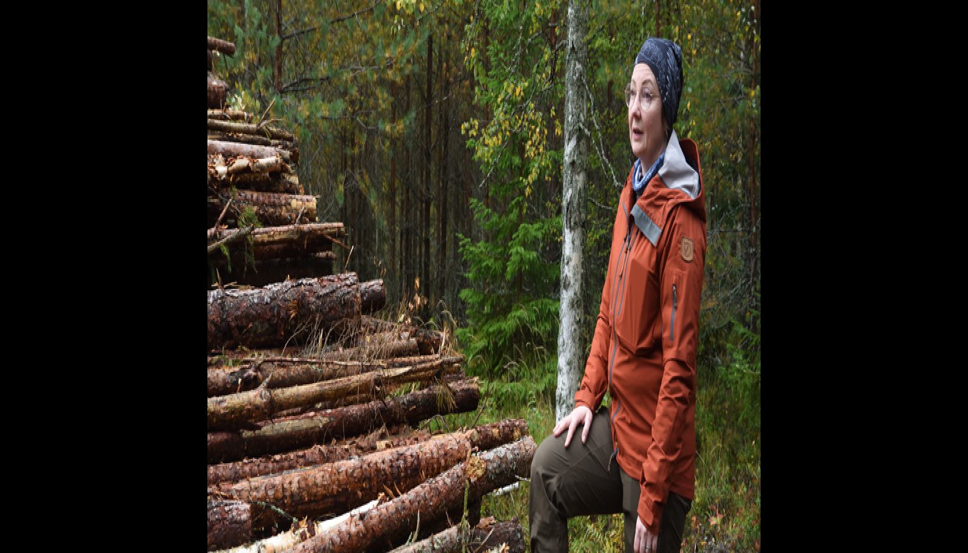 Marika Hänninen energiapuukasan vieressä.