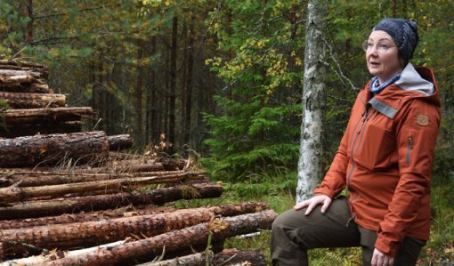 Marika Hänninen energiapuukasan vieressä.