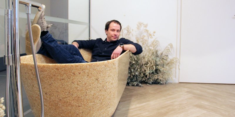 Woodion toimitusjohtaja Petro Lahtinen istuu puukomposiitista valmistetussa kylpyammeessa. 