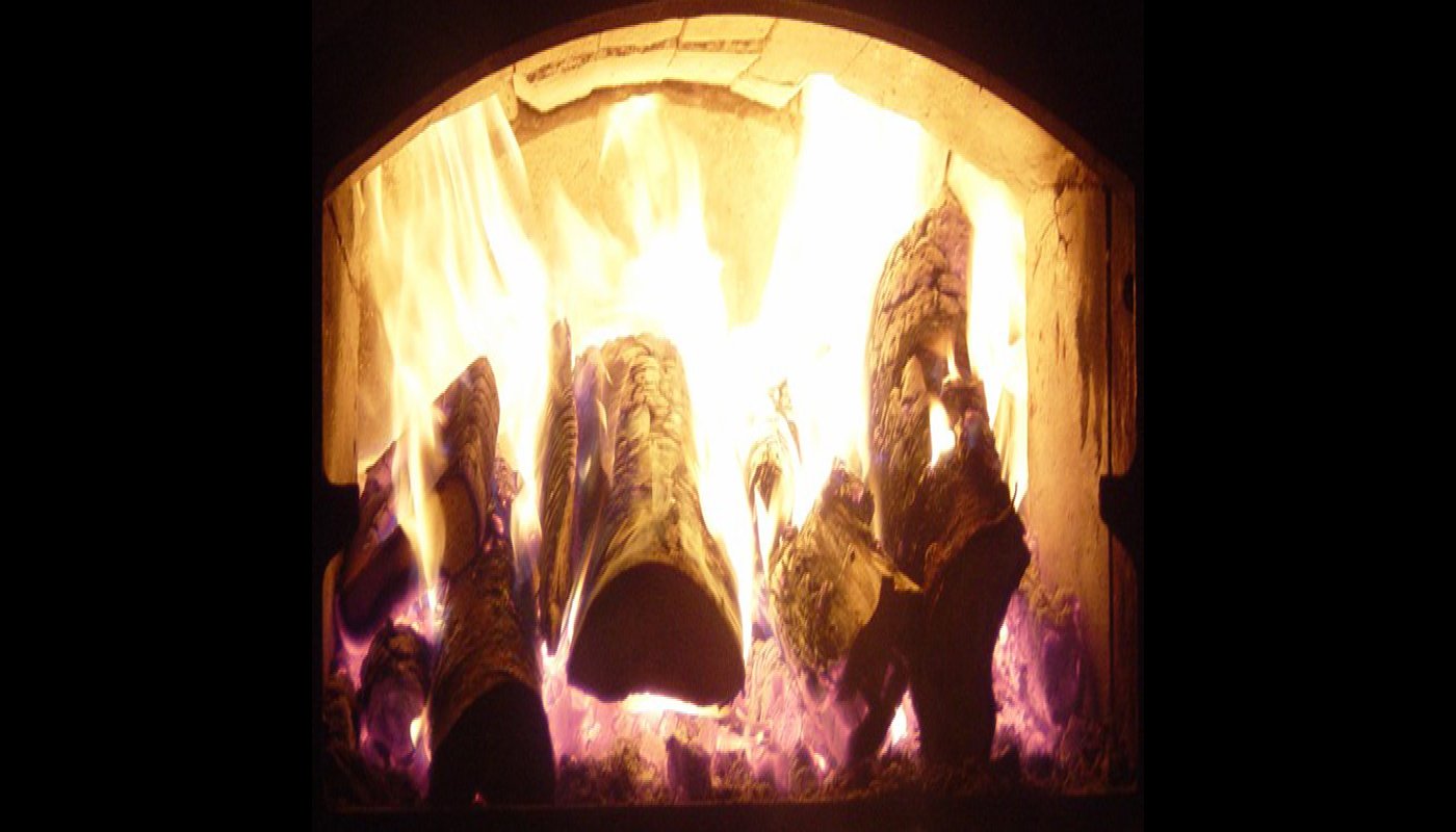 Polttopuut palavat uunissa. 