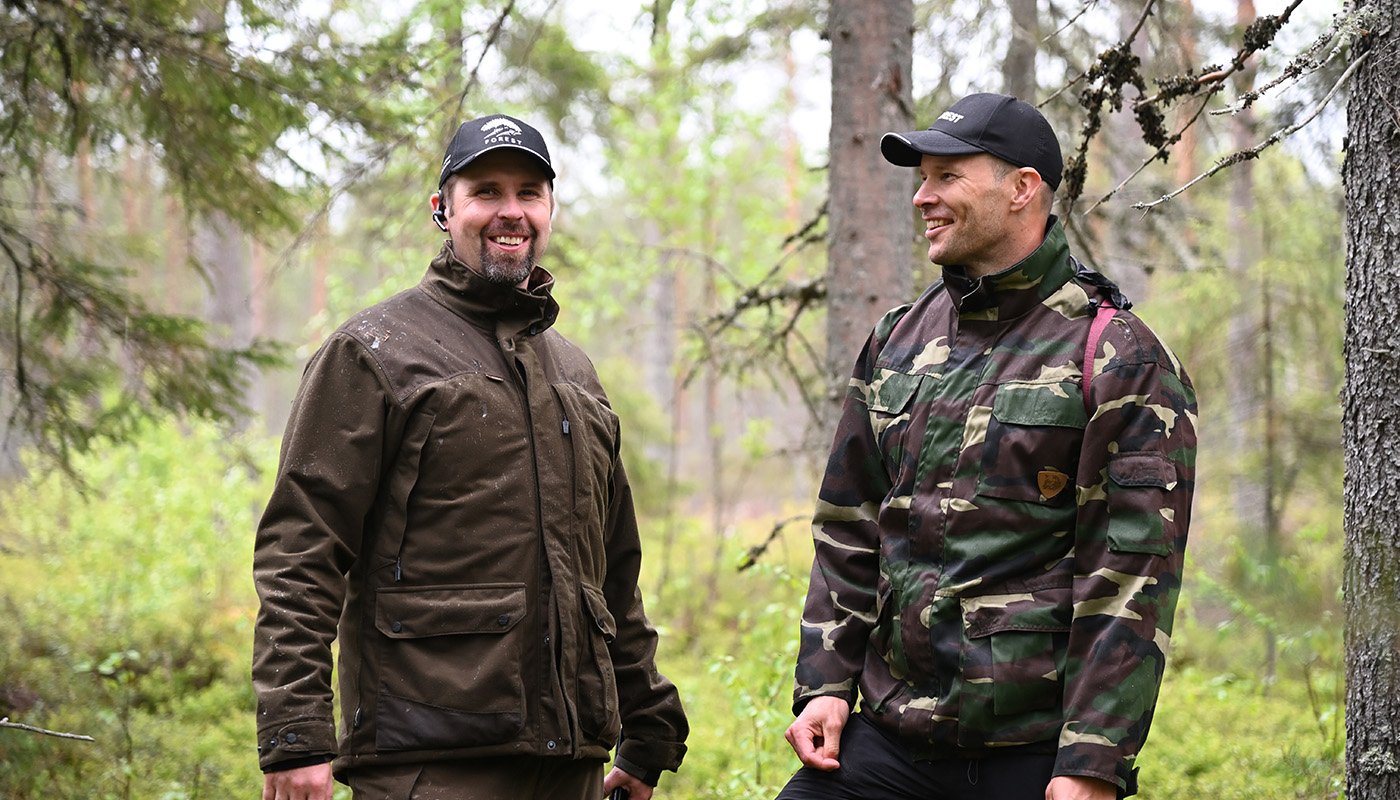 Antti Ruuskanen ja Tero Pitkämäki seisovat metsässä.
