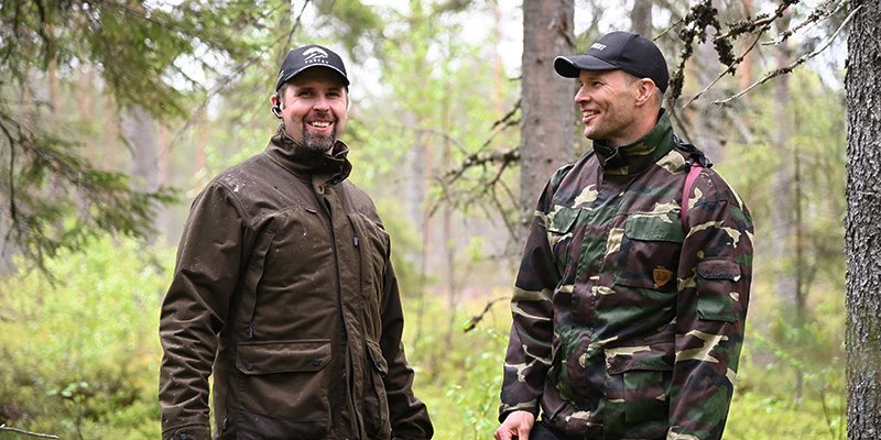 Antti Ruuskanen ja Tero Pitkämäki seisovat metsässä.