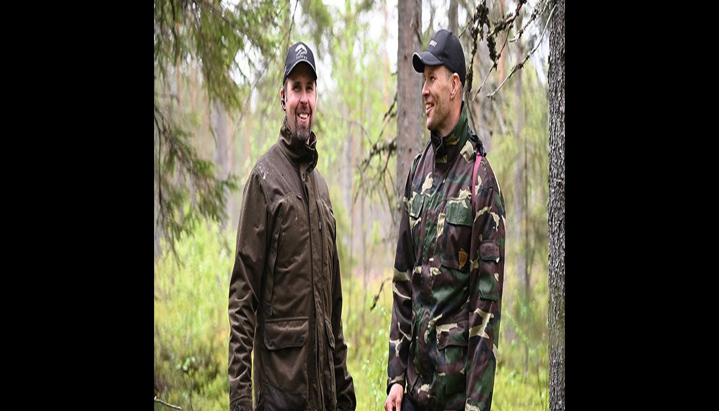 Antti Ruuskanen ja Tero Pitkämäki seisovat metsässä.