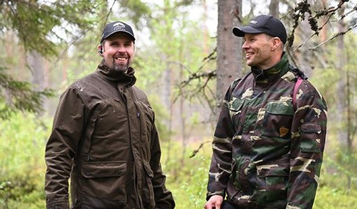 Antti Ruuskanen ja Tero Pitkämäki seisovat metsässä.