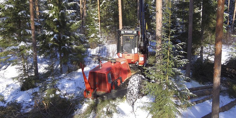 Ajokone korjaa puuta poimintahakkuun jälkeen.