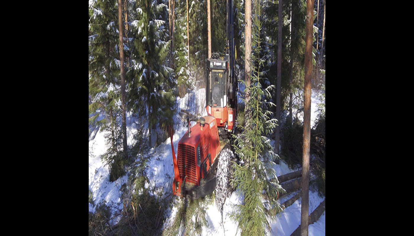 Ajokone korjaa puuta poimintahakkuun jälkeen.