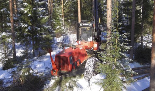 Ajokone korjaa puuta poimintahakkuun jälkeen.