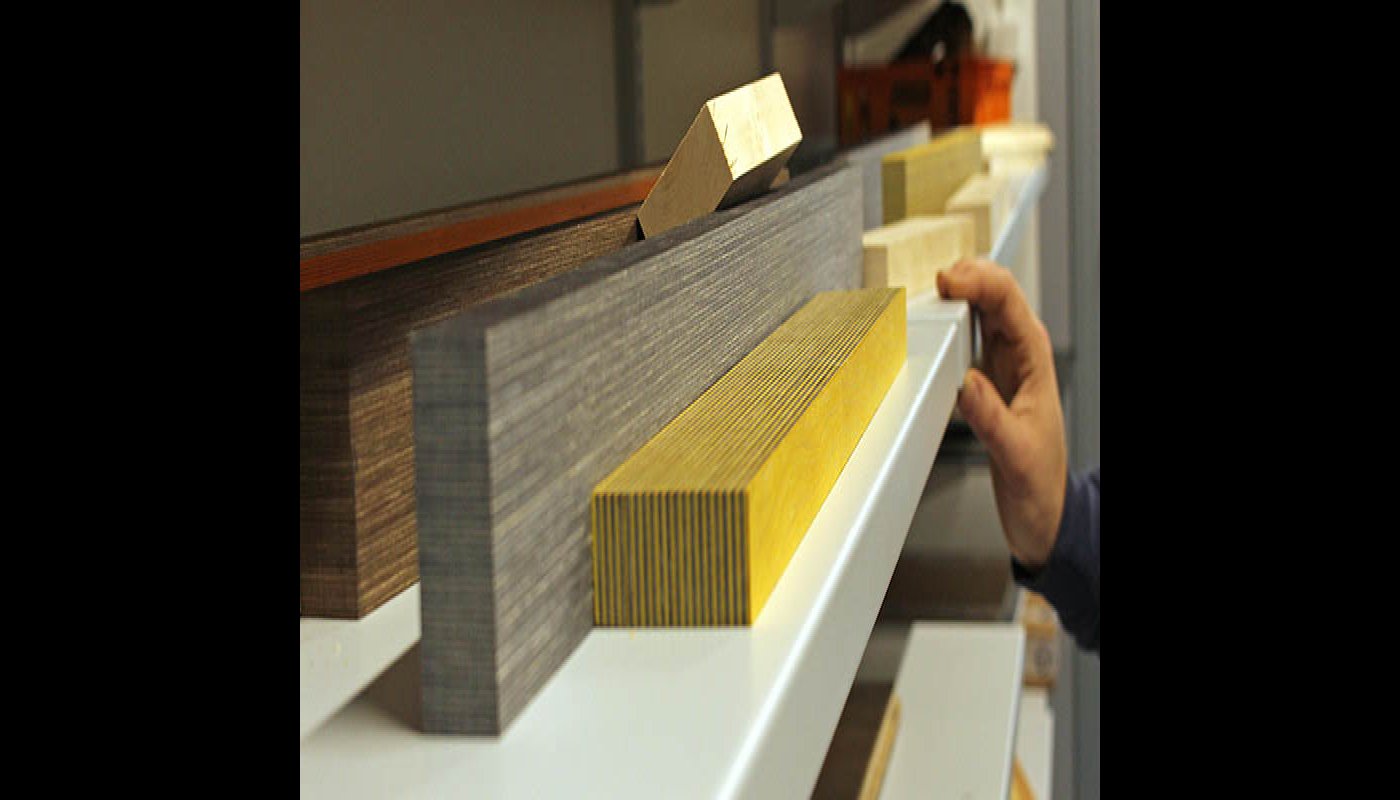 Erilaisia puupaloja hyllyllä. 