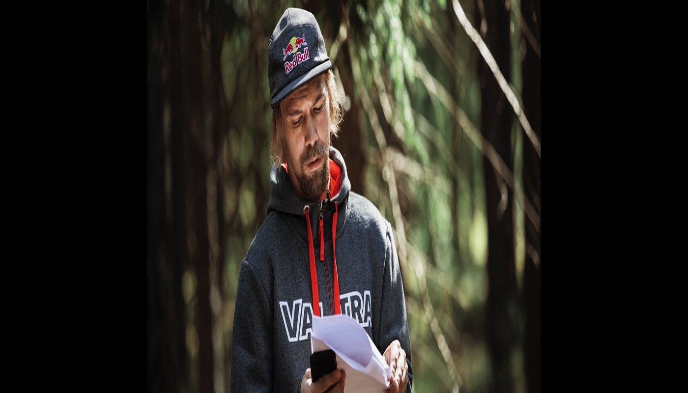 Roope Tonteri katsoo televisio-ohjelman käsikirjoitusta.