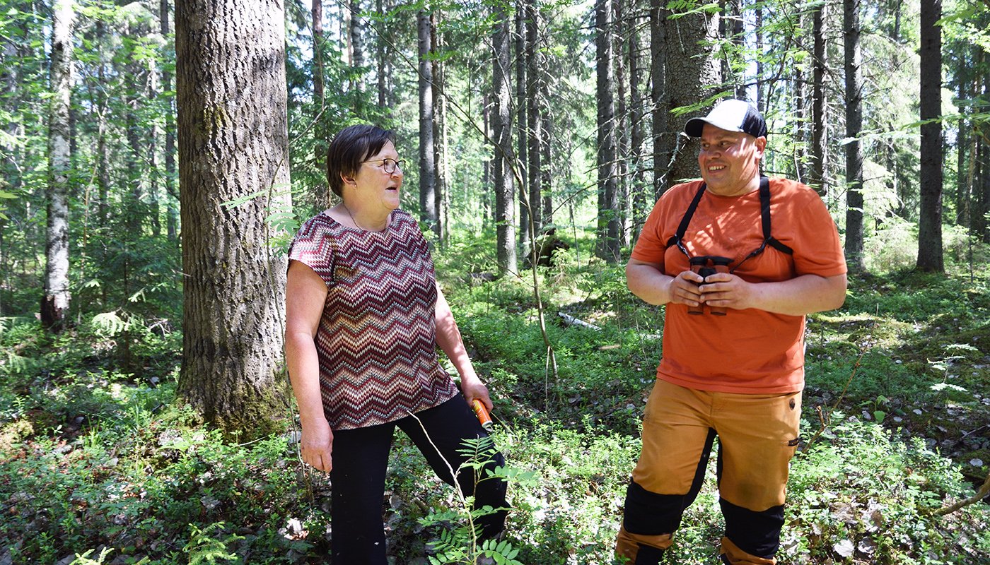 Raija Hämäläinen ja Teemu Ukkonen metsässä.