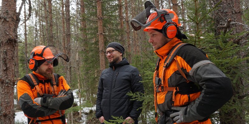 Metsurit Pekka Niskanen ja Janne Iivanainen Savon metsuripalveluista keskustelevat Metsäkeskuksen yritysneuvojan Arto Yletyisen kanssa metsässä. 