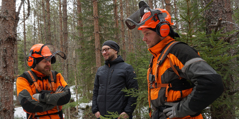 Metsurit Pekka Niskanen ja Janne Iivanainen Savon metsuripalveluista keskustelevat Metsäkeskuksen yritysneuvojan Arto Yletyisen kanssa metsässä.