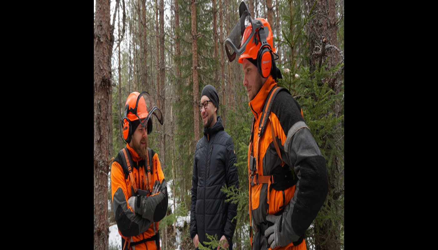 Metsurit Pekka Niskanen ja Janne Iivanainen Savon metsuripalveluista keskustelevat Metsäkeskuksen yritysneuvojan Arto Yletyisen kanssa metsässä. 