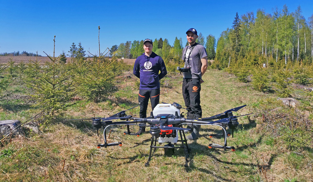 Ville ja Tomi Karjalainen sekä lannoitusdrone. 