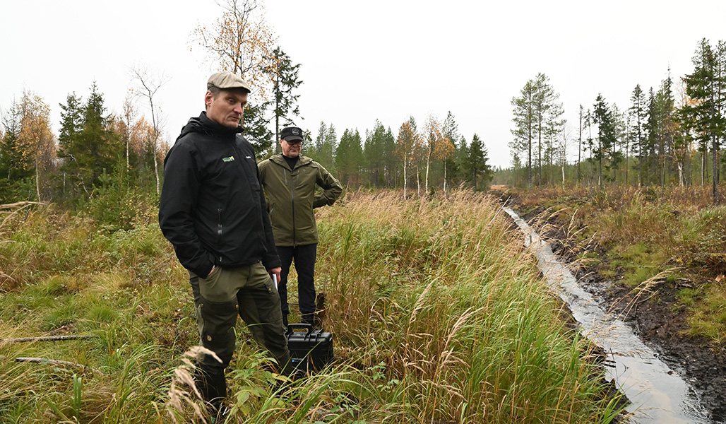 Ville Koukkari ja Heikki Mosorin katsovat suolle johtavaa ojaa. 