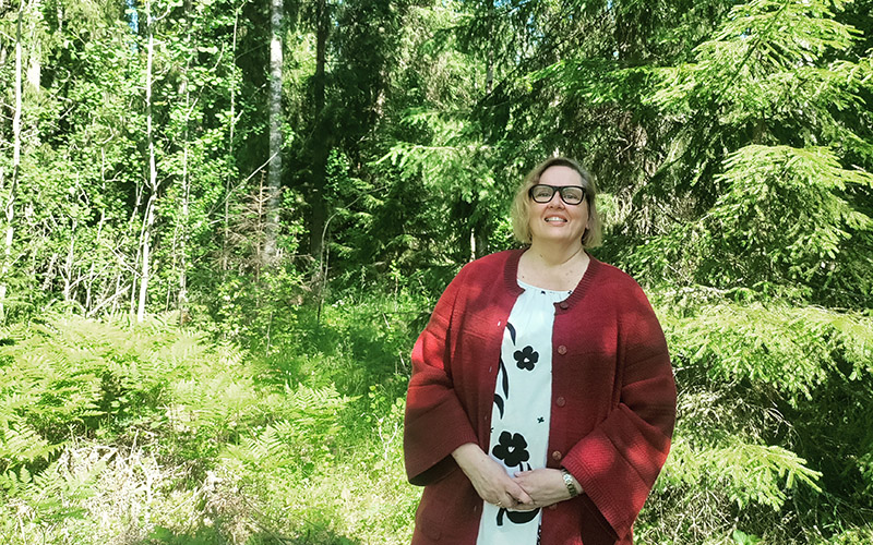 Tiina Saari metsässä