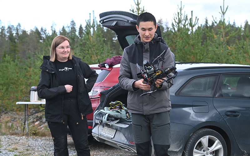 Eija Honkavaara ja Yibo Chang esittelevät robottidroonia.