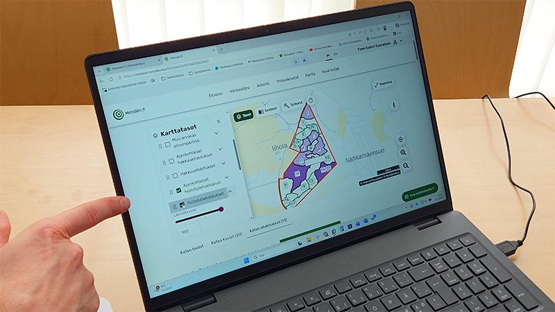 Kannettavan tietokoneen näytöllä on auki Metsään.fi-palvelu ja hoitoehdotukset.