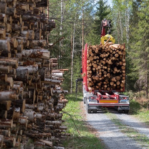 Tiesitkö, että Suomessa on yli 370 000 kilometriä yksityisteitä? Valtion maanteitä ja kuntien katuja on yhteensä noin 11...