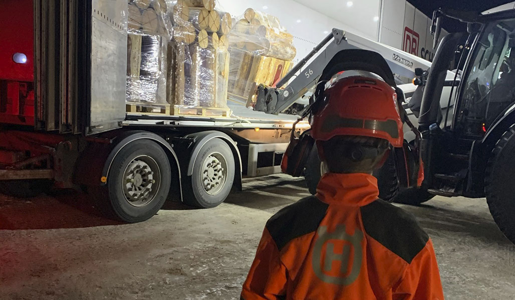 Juho Kemppainen ja rekkalasti jätkänkynttilöitä.