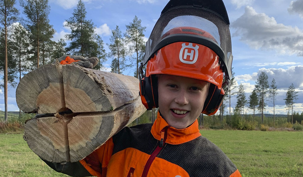 Juho Kemppainen kantaa olkapäällään jätkänkynttilää.