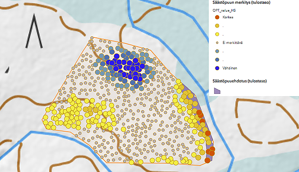 Kuvakaappaus Säästöpuutyökalun antamasta säästöpuuehdotuksesta. Kartalle on merkitty punaisilla palloilla säästöpuut, jotka sopivat parhaiten metsänomistajan tavoitteisiin. 