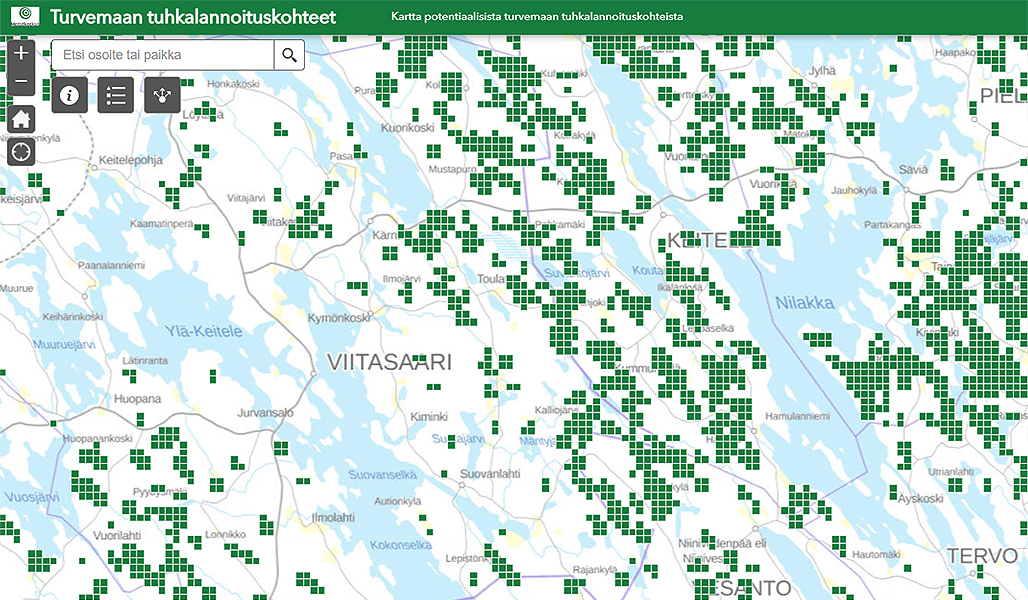 Kuvakaappaus Turvemaan tuhkalannoituskohteet -karttapalvelusta. Kartalle on merkattu vihreillä neliöillä mahdollisesti tuhkalannoitukseen sopivia metsiä. 