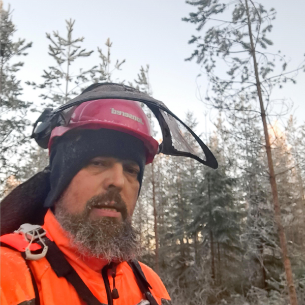 Juhani Toivakka on ottanut kuvan itsestään metsurikypärässä talvisessa metsässä. 