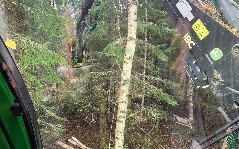 Monitoimikone tekee tekopökkelöä metsään.